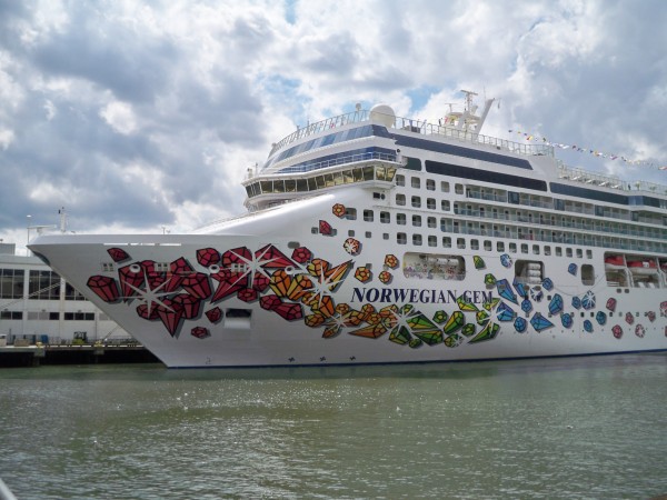 Norwegian Star Slightly Damages USS Intrepid Museum
