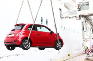 O Fiat 500 está sendo carregado a bordo do MSC Divina em Veneza, Itália.